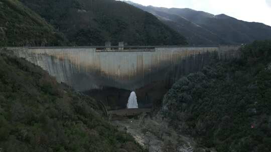 水坝放水航拍