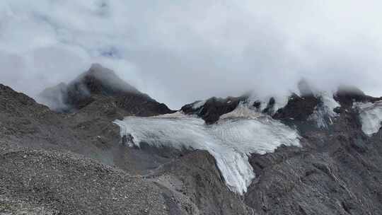 航拍云雾中的四川横断山脉乌库楚雪山风光