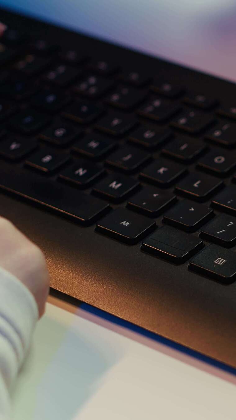 垂直视频IT专家在PC键盘上打字特写