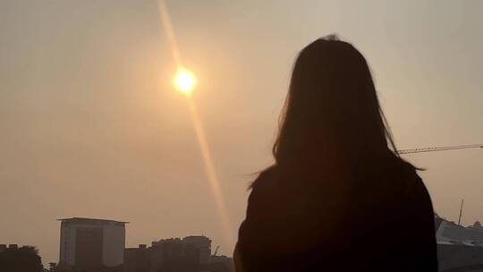 落日夕阳女人背影剪影