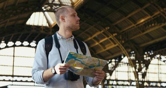 男人在火车站看地图