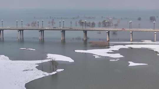 航拍冬天大雪湖中的桥梁湖水河水宣传片