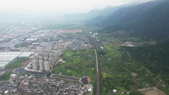 高铁驶过乡村风景航拍