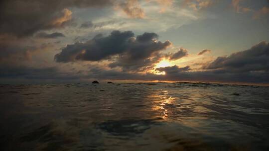 海浪沙滩岩石