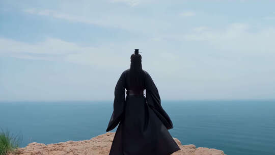 海边古风男子眺望远方