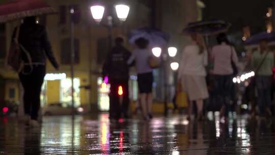 下雨天城市夜景空镜