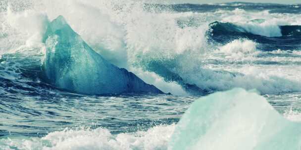 海浪冲破海岸上的冰层