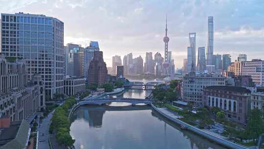 4k实时航拍上海外滩苏州河日出早霞