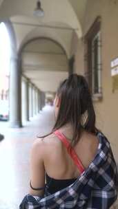 一位时尚的年轻女性游客漫步在意大利博洛尼