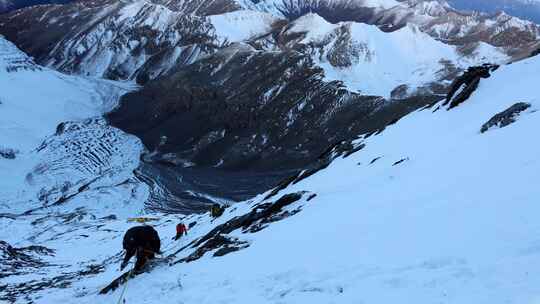 攀登四川岷山山脉主峰雪宝顶的登山者