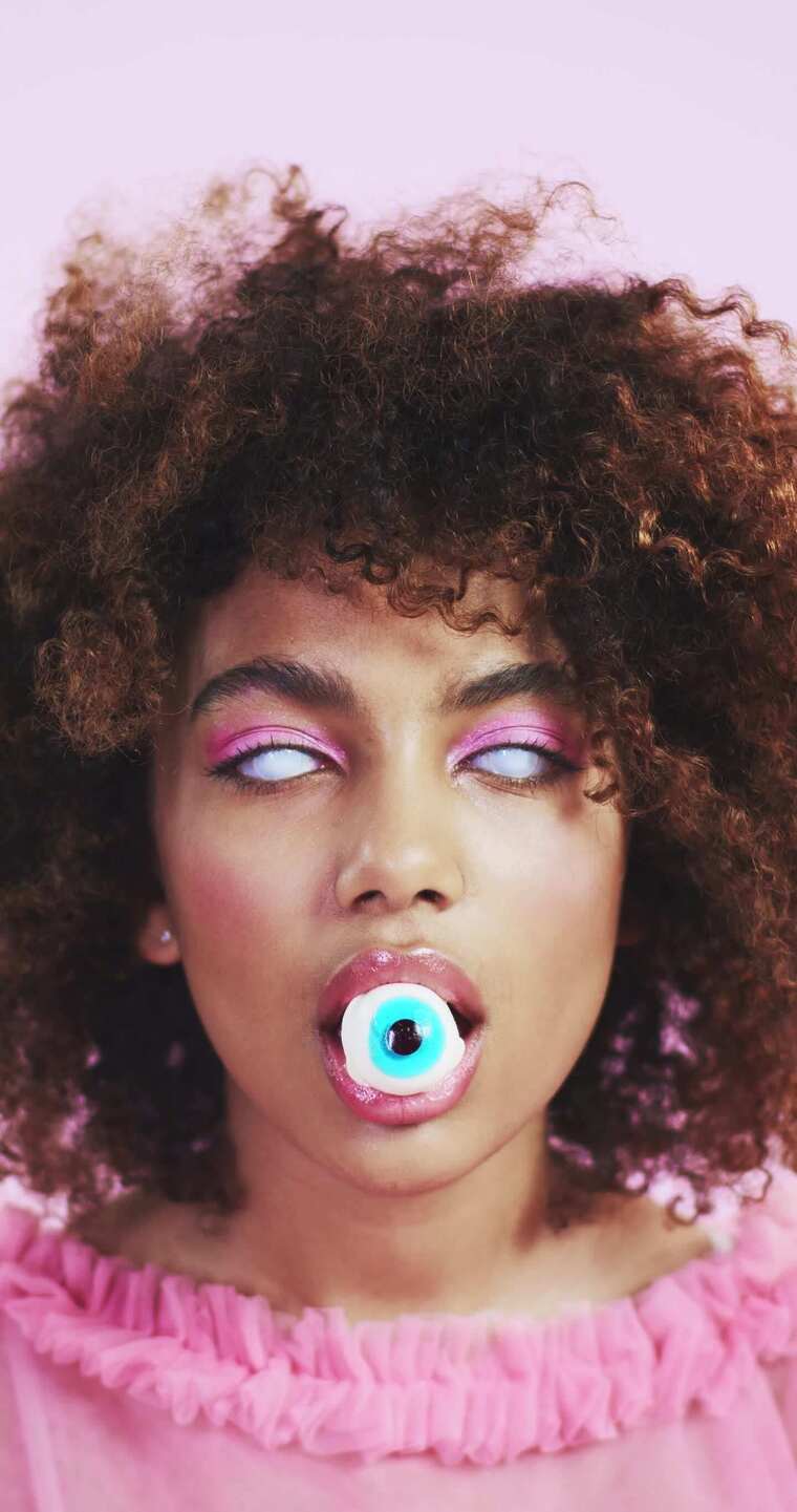 嘴里有眼球的令人毛骨悚然的年轻女人