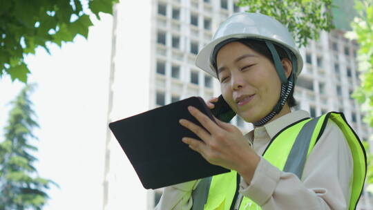 中国人女工程师戴建筑头盔工作记录