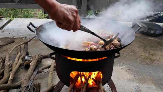 在农村生火烹饪鸭肉