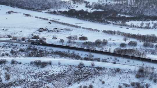 雪原铁路上行驶的货运列车