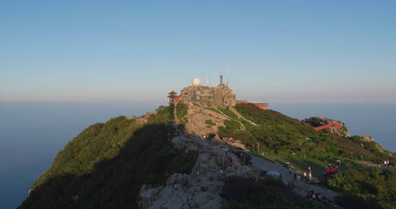 泰山山顶游客观看日出太阳升起