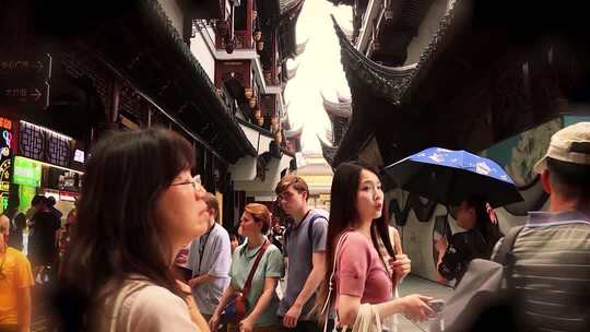 上海城隍庙商业老街淮河路步行街游客逛街