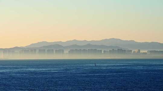 清晨滨海城市的海面视频素材模板下载