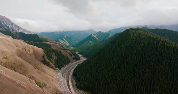 山谷中的高速公路