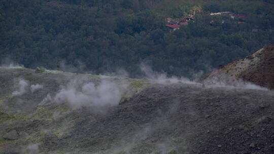 当烟雾从地面升起时一座火山