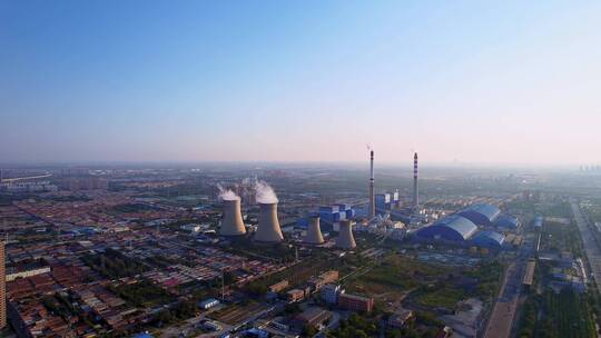 中国内蒙古呼和浩特黄昏中的燃煤火电厂航拍