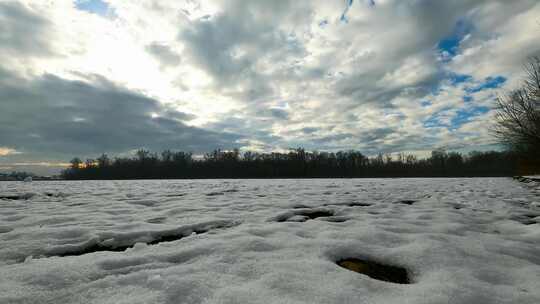 延时拍摄大雪覆盖的草地天空视频素材模板下载