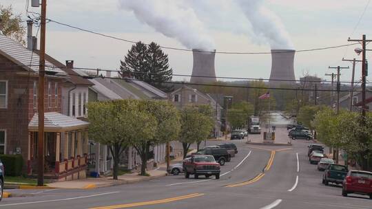 一个城镇远处的核电站视频素材模板下载