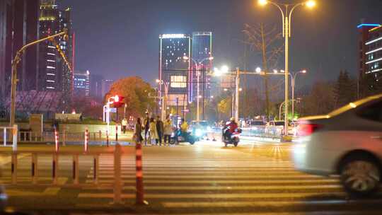 夜晚城市行人过马路汽车车辆车流人流夜晚夜