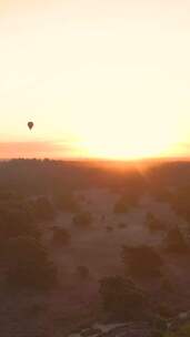 特写落日时分在空中滑翔的热气球