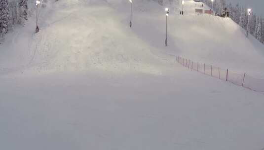 一名男子在滑雪坡上滑雪