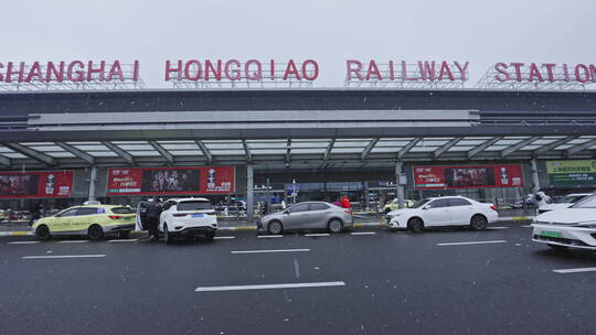 2023年春运下雪的上海虹桥火车站视频素材模板下载