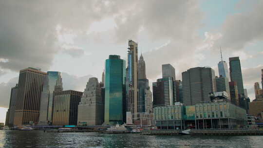 哈德逊河背景下的纽约市摩天大楼