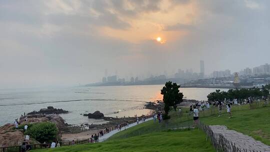 旅游景区，青岛小麦岛草地看夕阳