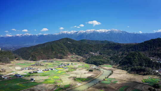 冬天雪山下的农田村庄