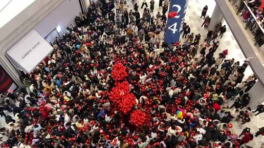 元旦假期，济南恒隆广场浪漫气球雨视频素材模板下载