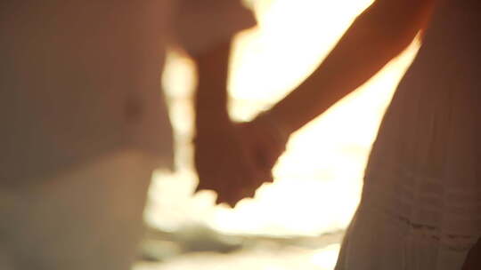 情侣牵手在沙滩散步视频素材模板下载
