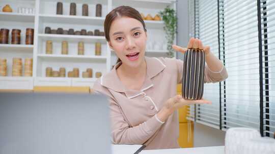 亚洲美女在家在线直播卖花瓶产品。