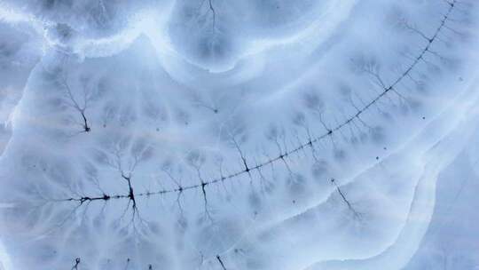 4K冬天冰封的湖面河面冰冻期航拍视频