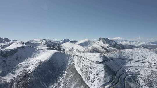 4K航拍色达德格乃龙山垭口雪山草原