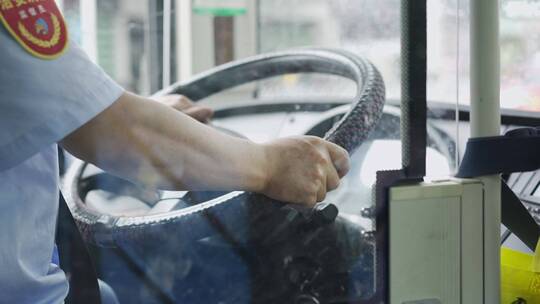 暴雨公交车乘客公交司机玻璃水珠视频素材模板下载