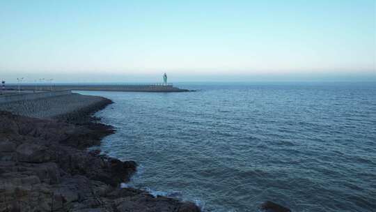 海边灯塔航拍 大海和海岸的灯塔