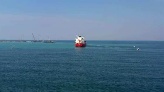 用绳子绑在靠近港口的石油化学品油轮航拍视频素材模板下载
