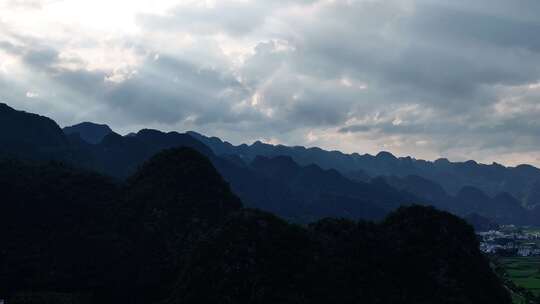 在贵州美丽的山区村落和山脉光