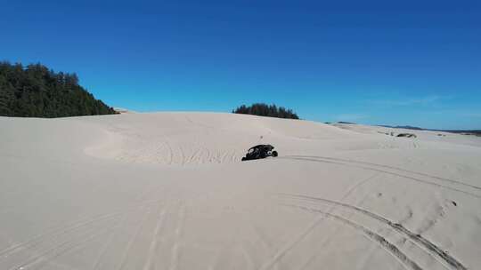 沙丘无人机镜头上的4x4汽车