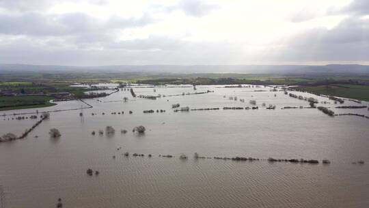英国冬季洪水造成的破坏