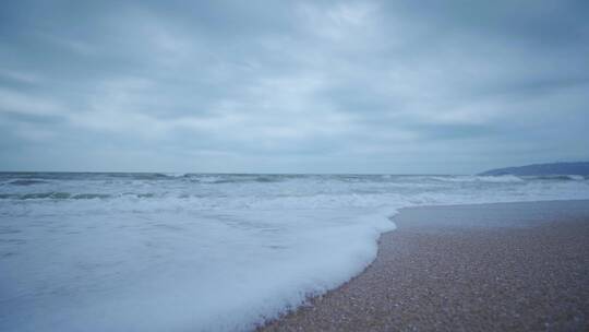 寂静的沙滩和海浪