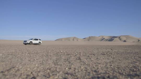 在沙漠中越野驾驶的车辆