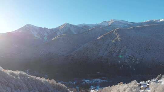 鸟瞰雪山风景优美的山谷田园诗般的山村和威斯康星州的高山林地