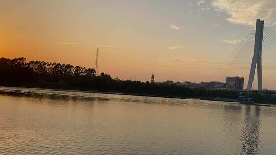 湖面夕阳 落日晚霞 游行的船只