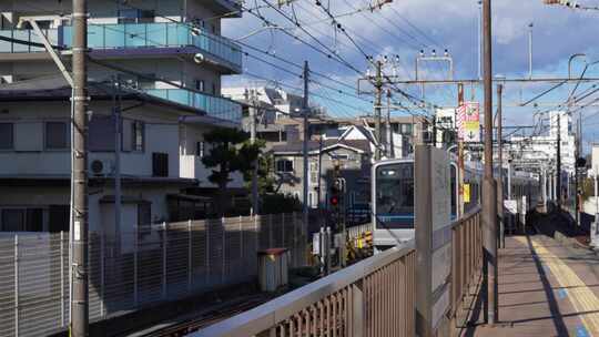 日本镰仓地铁站地铁进站街景