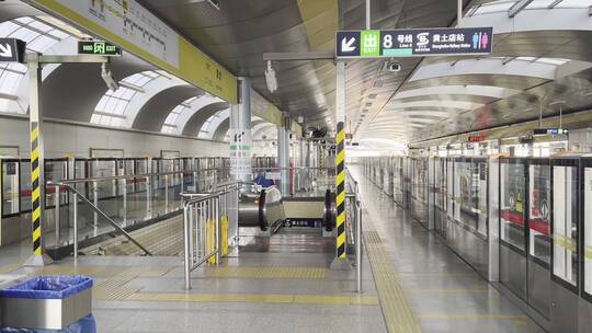 春节假期北京空无一人的地铁站